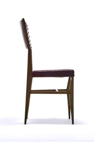 (Attributed) | Wooden chair with brass caps. Seat and back upholstered in red leatherette. Milan, 1950s. Ash wood, upholstered seat covered in black leather. (40x90.5x45 cm.) (slight defects) - photo 4