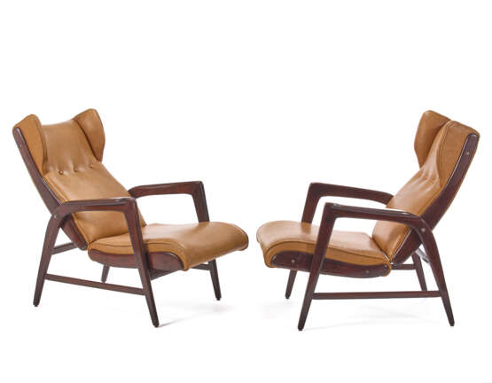 (Attributed) | Pair of armchairs. Execution by Casa e Giardino, Milan, 1930s. Painted walnut wood and leather upholstery, tilt mechanism. "Casa e giardino" engraved on the forward traverse. (66x93.5x83 cm.) | | Accompanied by the expertise from Gi - Foto 3