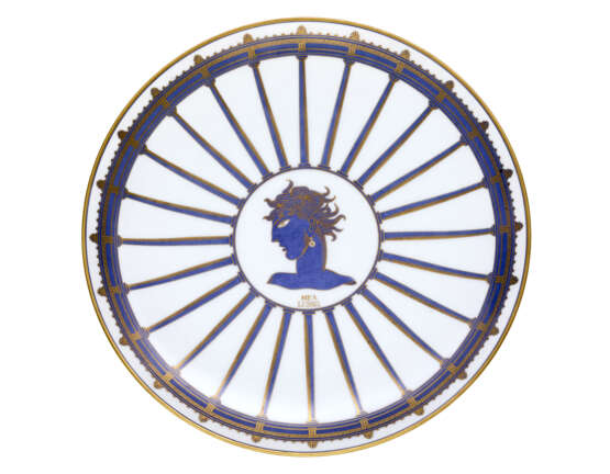 "Mea Lesbia" | Plate of the series "La passeggiata archeologica". Manufacture of Richard Ginori,, 1924. White porcelain chrome-decorated with gold and hand-painted in blue Ponti. Marked on the verso with the Pittoria di Doccia gold cartouche, "Richar - photo 1