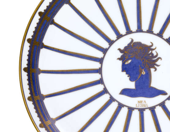 "Mea Lesbia" | Plate of the series "La passeggiata archeologica". Manufacture of Richard Ginori,, 1924. White porcelain chrome-decorated with gold and hand-painted in blue Ponti. Marked on the verso with the Pittoria di Doccia gold cartouche, "Richar - Foto 3