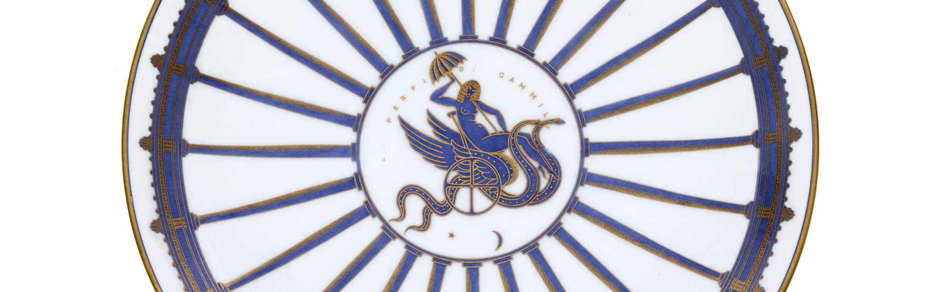 "La Perfida Cammilla" | Plate of the series "La passeggiata archeologica". Manufacture of Richard Ginori,, 1924. White porcelain chrome-decorated with gold and hand-painted in blue Ponti. Marked on the verso with the Pittoria di Doccia gold cartouche