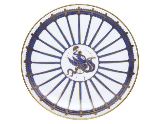 "La Perfida Cammilla" | Plate of the series "La passeggiata archeologica". Manufacture of Richard Ginori,, 1924. White porcelain chrome-decorated with gold and hand-painted in blue Ponti. Marked on the verso with the Pittoria di Doccia gold cartouche - photo 1