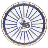 "La Perfida Cammilla" | Plate of the series "La passeggiata archeologica". Manufacture of Richard Ginori,, 1924. White porcelain chrome-decorated with gold and hand-painted in blue Ponti. Marked on the verso with the Pittoria di Doccia gold cartouche - photo 1