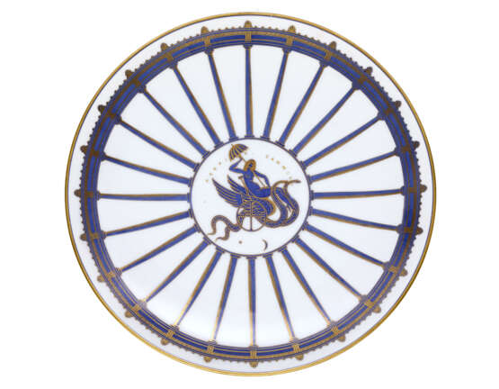 "La Perfida Cammilla" | Plate of the series "La passeggiata archeologica". Manufacture of Richard Ginori,, 1924. White porcelain chrome-decorated with gold and hand-painted in blue Ponti. Marked on the verso with the Pittoria di Doccia gold cartouche - photo 2