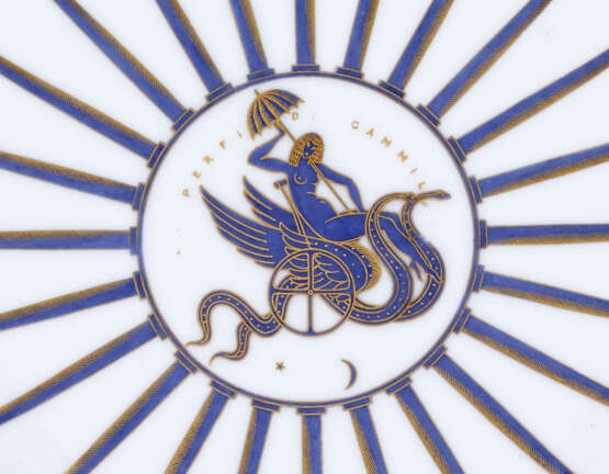 "La Perfida Cammilla" | Plate of the series "La passeggiata archeologica". Manufacture of Richard Ginori,, 1924. White porcelain chrome-decorated with gold and hand-painted in blue Ponti. Marked on the verso with the Pittoria di Doccia gold cartouche - Foto 3