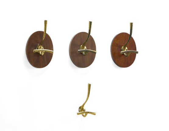 Four hangers including one without the wooden frame. Azucena,, 1950s/1960s. Brass with solid wooden supports. (14x23.5x13 cm.) (slight defects and losses) - Foto 1