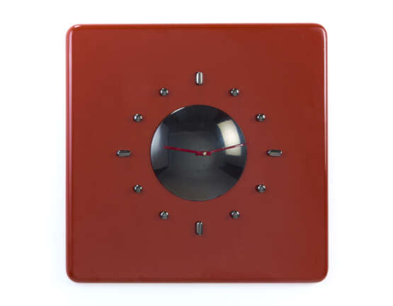 Red wall clock. Produced by Azucena, Milan, 1975ca. Lacquered wood and metal. (59.5x59.5x2 cm.) (slight defects) - Foto 1