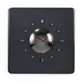 Grey wall clock. Produced by Azucena, Milan, 1975ca. Lacquered wood and metal. (59.5x59.5x2 cm.) (slight defects) - Foto 1