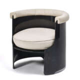 Small armchair model "Midinette". Produced by Azucena,, 1969. Black lacquered wooden frame and white fabric covering. (74.5x69x72 cm.) (slight defects) - Foto 1