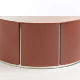 Sideboard model "Mb7 Curvo". Produced by Azucena, Milan, 1973. Red lacquered wood. (160.5x80.5x50 cm.) (slight defects) - Foto 1