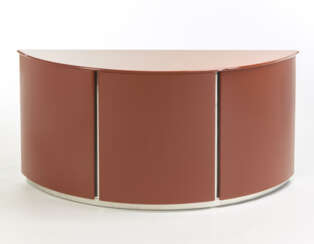 Sideboard model "Mb7 Curvo". Produced by Azucena, Milan, 1973. Red lacquered wood. (160.5x80.5x50 cm.) (slight defects)