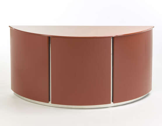 Sideboard model "Mb7 Curvo". Produced by Azucena, Milan, 1973. Red lacquered wood. (160.5x80.5x50 cm.) (slight defects) - photo 2