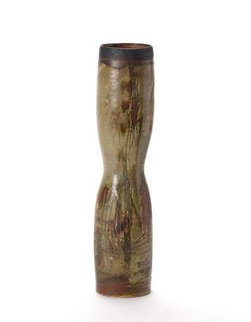 Vase. Milan, 1957-60. Terracotta with enamelled surface in shades of beige and brown. Traces of label under the base. (11.5x51.5 cm.) | | Provenance | Private collection, Italy | | Artwork registered from the archive Nanni Valentini with the cod - photo 4
