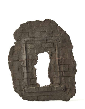 "Porta" | . Arcore, 1981. Terracotta sculpture. Signed and dated on the verso "Valentini 81". (34x41 cm.) - Foto 1