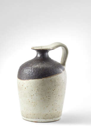 Small enamelled stoneware jug in shades of white and brown. 1970s. Signed under the base "Gambone Italy". (h 13.5 cm.) - Foto 1