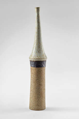 Enamelled stoneware bottle in shades of brown. 1970s. Signed under the base "Gambone Italy". (h 31 cm.) - Foto 1