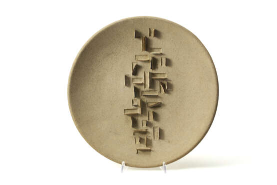 Sculpture plate with high relief elements. second half 20th century. Enamelled terracotta. Signed under the base. (d 37.5 cm.) - Foto 1