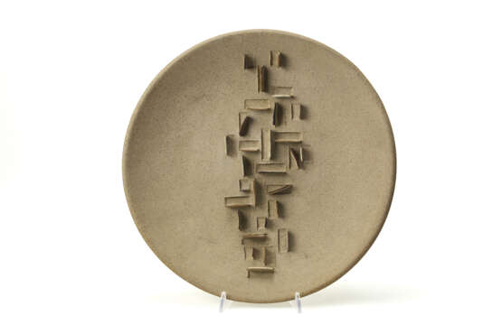 Sculpture plate with high relief elements. second half 20th century. Enamelled terracotta. Signed under the base. (d 37.5 cm.) - photo 3