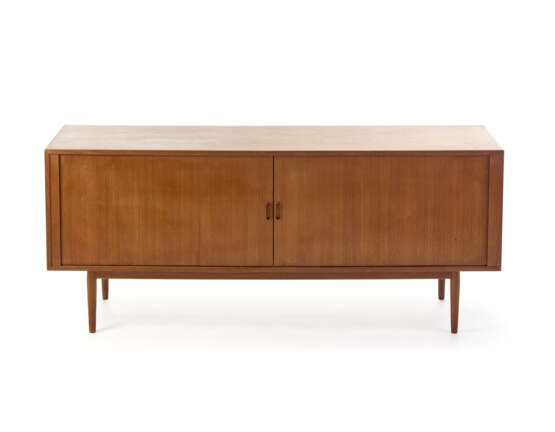 Wooden sideboard model "37". Produced by Sibast, Denmark, 1960s. Solid teak wood. (189.5x80x47 cm.) (slight defects) - Foto 1