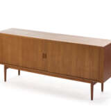 Wooden sideboard model "37". Produced by Sibast, Denmark, 1960s. Solid teak wood. (189.5x80x47 cm.) (slight defects) - Foto 1