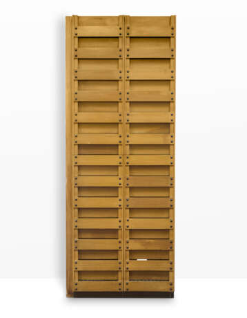 Custom-designed service cabinet with horizontal slatted front and two doors concealing cabinet and shelves. How, 1970s. Solid and veneered light wood. (95.5x264x35 cm.) (slight defects) | | Provenance | Private collection, Como - photo 2