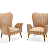 Pair of chamber armchairs. Milan, 1930s. Light wooden frame, seat and backrest upholstered in pink and antique pink striped fabric. (65x80x54 cm.) | | Provenance | Private collection, Milan - Foto 2