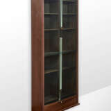 Bookcase model "Zibaldone". Produced by Bernini, Italy, 1974. Solid and veneered wood, green glass doors sliding vertically on counterweighted straps. (116x258x40 cm.) (minor defects and upper break at one side) | | Literature | G. Gramigna, Repert - Foto 1