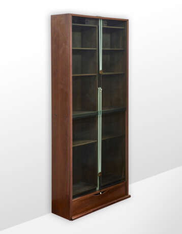 Bookcase model "Zibaldone". Produced by Bernini, Italy, 1974. Solid and veneered wood, green glass doors sliding vertically on counterweighted straps. (116x258x40 cm.) (minor defects and upper break at one side) | | Literature | G. Gramigna, Repert - фото 2