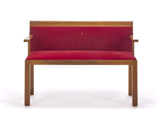 Small bench with arms model "Teatro". Produced by Molteni,, 1960s. Wooden frame and red velvet upholstery. (115x77x46 cm.) (slight defects) | | Literature | G. Gramigna, Repertorio del design italiano 1950-2000 per l'arredamento domestico, Allemand - photo 1