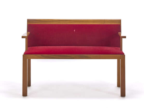 Small bench with arms model "Teatro". Produced by Molteni,, 1960s. Wooden frame and red velvet upholstery. (115x77x46 cm.) (slight defects) | | Literature | G. Gramigna, Repertorio del design italiano 1950-2000 per l'arredamento domestico, Allemand - photo 2