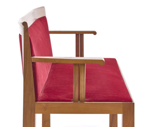 Small bench with arms model "Teatro". Produced by Molteni,, 1960s. Wooden frame and red velvet upholstery. (115x77x46 cm.) (slight defects) | | Literature | G. Gramigna, Repertorio del design italiano 1950-2000 per l'arredamento domestico, Allemand - photo 3