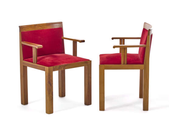 Pair of armchair model "Teatro". Produced by Molteni, Italy, 1960s. Wooden frame and red velvet upholstery. (56x77x46 cm.) (slight defects) | | Literature | G. Gramigna, Repertorio del design italiano 1950-2000 per l'arredamento domestico, Allemand - фото 1