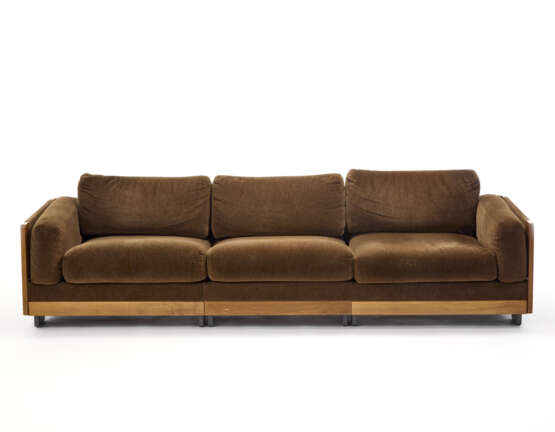 Sofa model "920". Produced by Cassina, Meda, 1966. Wooden paneled sides and brown velvet cushions. (244.5x52x75 cm.) (slight defects) | | Provenance | Private collection, Italy - Foto 1