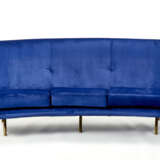 Sofa model "IX Triennale". Produced by Arflex, Italy, 1951. Curved version, blue velvet upholstery, brass feet. Manufacture's label. (202x80x88 cm.) (slight defects) | | Literature | G. Gramigna, Repertorio del design italiano 1950-2000 per l'arred - фото 1