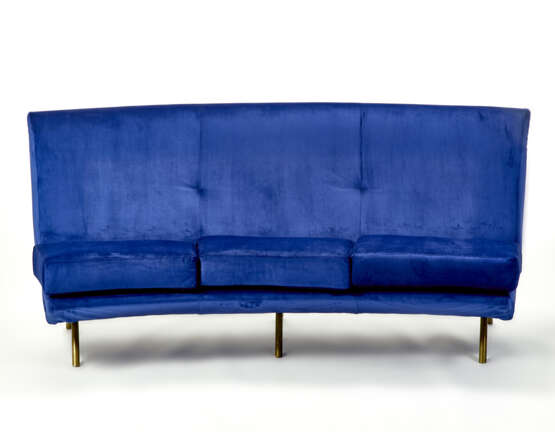 Sofa model "IX Triennale". Produced by Arflex, Italy, 1951. Curved version, blue velvet upholstery, brass feet. Manufacture's label. (202x80x88 cm.) (slight defects) | | Literature | G. Gramigna, Repertorio del design italiano 1950-2000 per l'arred - photo 2