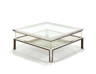 (Attributed) | Low table with display case. 1970s. Chromed metal and brass frame, glass tops and walls, sliding top. (100x40x100 cm.) (small chippings to the top)