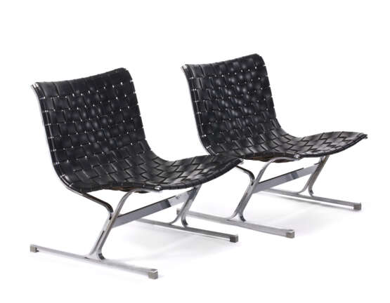 Pair of armchairs model "PLR1". Produced by ICF De Padova,, 1970s. Chromed steel frame and black fabric cover. Bearing the manufactory label. (65x74x66 cm.) (defects) - Foto 1