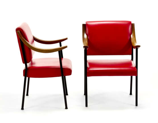 Pair of armchairs. Italy, 1963. Painted steel, wood and red vinyl leather upholstery. (58x83.5x48.5 cm.) (slight defects) - фото 1