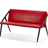 Red leatherette sofa. Shaped ebonised wooden and brass frame. Italy, 1950s/1960s. (117.5x66.5x53 cm.) (slight defects) - Foto 2