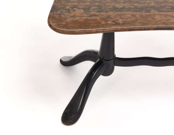 Coffee table with ebonised wooden frame and shaped red marble top. Italy, 1940s. (110x50x50 cm.) (minor defects and small restorations) - Foto 3