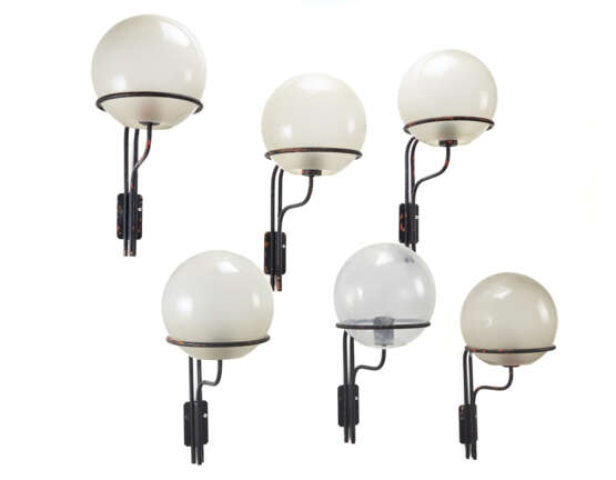 Six wall lamps model "256". Produced by Arteluce,, 1964ca. Black painted metal rod frame and glass light diffusers, except one unrelated in plastic. (h 50 cm.) (defects) - photo 2