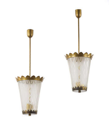 (Attributed) | Pair of suspension lamps with brass frame, acid treated glass light diffusers. Italy, 1930s. (h 90 cm.) (minor defects and small losses) | | Literature | S. Montefusco, Fontana Arte. Repertorio 1933-1943 dalle immagini d'epoca, The - Foto 1