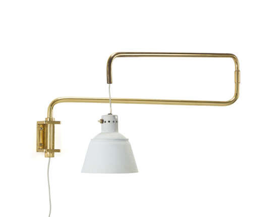 (Attributed) | Jointable wall lamp. Produced by Kandem, Germany, 1950s. Brass frame and white painted aluminium lampshade. (l max cm 140) (slight defects) - фото 1