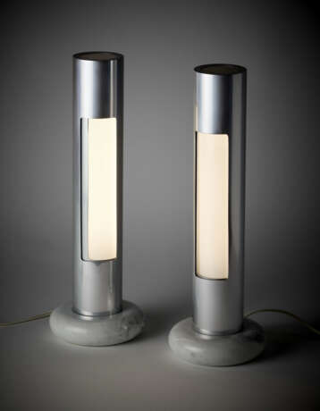 Pair of table lamps model "Morgana". Produced by Sormani, Italy, 1970s. Aluminium swivel frame, opal Plexiglas and marble base. (h 43 cm.) (slight defects) - Foto 1