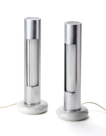 Pair of table lamps model "Morgana". Produced by Sormani, Italy, 1970s. Aluminium swivel frame, opal Plexiglas and marble base. (h 43 cm.) (slight defects) - Foto 3