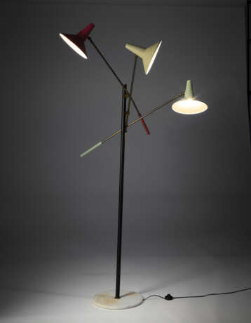 Three-light brass floor lamp with red, white and green painted shades, white marble base. Italy, 1950s. (h max cm 210) (slight defects) | | Provenance | Private collection, Milan - Foto 1