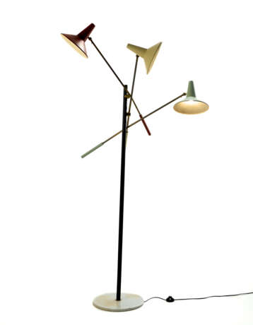 Three-light brass floor lamp with red, white and green painted shades, white marble base. Italy, 1950s. (h max cm 210) (slight defects) | | Provenance | Private collection, Milan - фото 3
