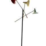 Three-light brass floor lamp with red, white and green painted shades, white marble base. Italy, 1950s. (h max cm 210) (slight defects) | | Provenance | Private collection, Milan - Foto 4