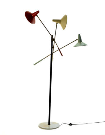 Three-light brass floor lamp with red, white and green painted shades, white marble base. Italy, 1950s. (h max cm 210) (slight defects) | | Provenance | Private collection, Milan - фото 4