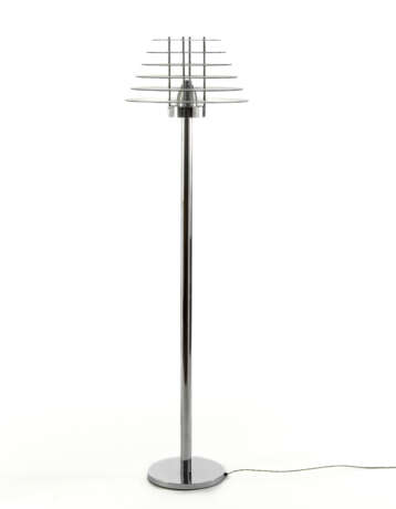 Floor lamp model "0024/T". Produced by Fontana Arte, Milan, 1990s. Chromed metal, crystal, satin glass. (h 189.5 cm.; d 90 cm.) (losses) | | Literature | Fontana Arte. Luce 4/1993. Catalogo ufficiale, s.p. - photo 1